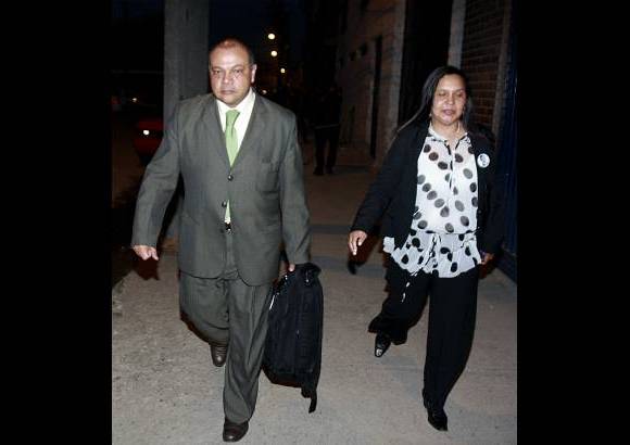 Colprensa - Luis Alfonso Colmenares y Oneida Escobar, los padres del joven fallecido, estuvieron presentes en la audiencia en la que la juez d&#233;cima de Conocimiento de Bogot&#225; argument&#243; que hubo venciomiento de t&#233;rminos para iniciar el juicio.