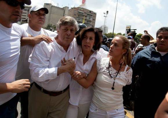 AP - Los padres del l&#237;der opositor Leopoldo L&#243;pez, su padre del mismo nombre, a la izquierda, su madre Antonieta Mendoza, al centro, y su esposa Lilian Tintori, derecha, lo acompa&#241;aron hasta que fue detenido por la Guardia Nacional Bolivariana.