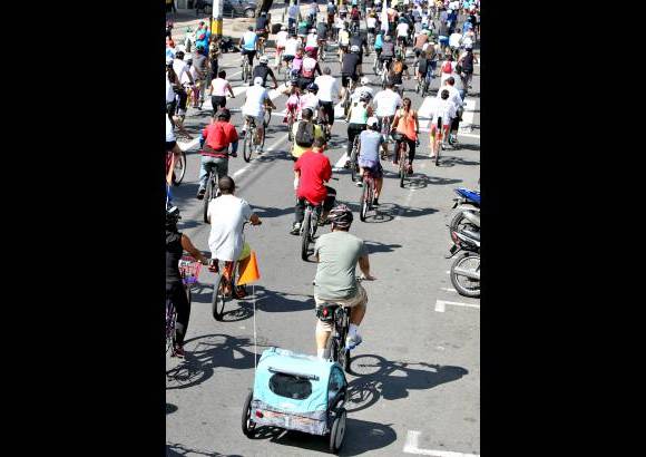 Juan Antonio Sánchez - Este domingo se realizó el Ciclopaseo por las calles de Medellín con motivo del Día de la Bicicleta. Pequeños y grandes disfrutaron del recorrido que reunió a la familia y los amigos. Todos compartieron el lema del evento: En bici somos más felices.