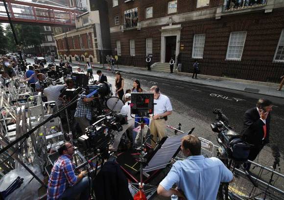 AP - Los medios de comunicación se reúnen a través de St. Mary Hospital para informar sobre el nacimiento del hijo de William y Kate.