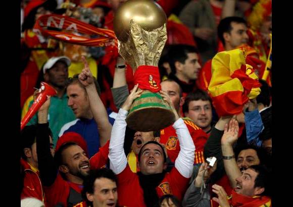 Reuters - Los españoles sueñan con su primera Copa del Mundo.