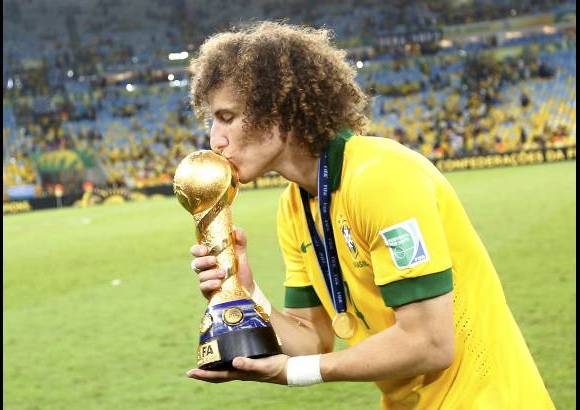 Reuters - David Luiz besando el trofeo. El defensa evit&#243; que Pedro anotar&#225; para Espa&#241;a al sacar un disparo de la raya.