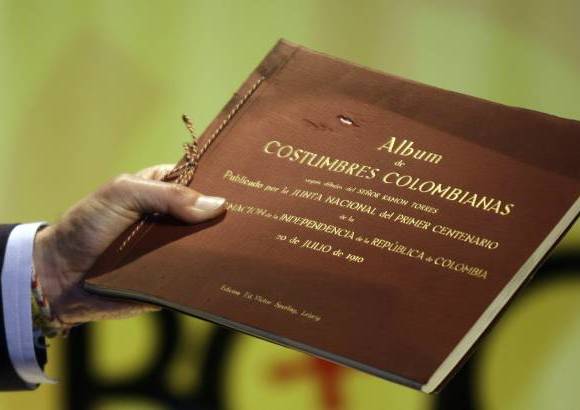 Andrés Torres-Colprensa - Fotografías, actas que registraban el momento en que se abrió la urna hace 99 años y hasta algunas cartas personales que no pertenecían a instituciones del Gobierno, fueron encontradas en el interior.
