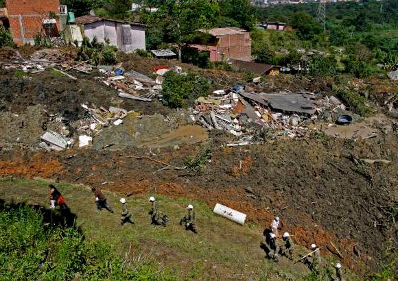 Esteban Vanegas - Un desrrumbe de grandes proporciones destruy&#243; seis viviendas de la Loma de Los Duque, en el municipio de Copacabana.