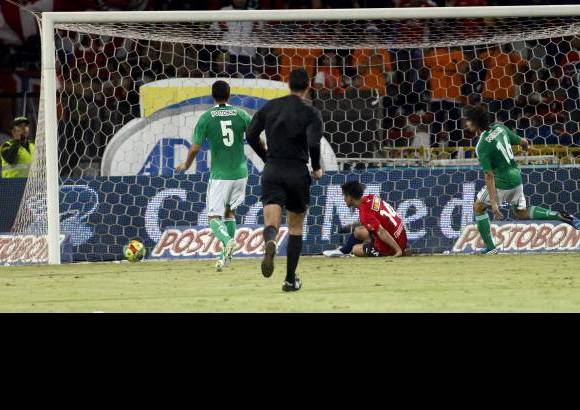 Foto Manuel Saldarriaga - Germ&#225;n Ezequiel Cano, goleador del equipo rojo, empuj&#243; el bal&#243;n que le dio la victoria el Poderoso.