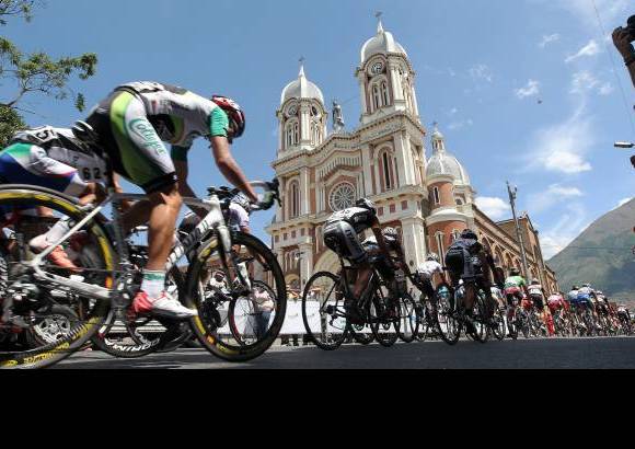 Foto Jaime Pérez - La llegada fue masiva y el lote entró a pocos segundos de Roldán.