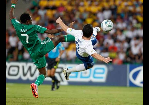 AP - Con el marcador en contra, Inglaterra se olvid&#243; de su libreto defensivo y carg&#243; en ataque. Bill Knott pudo haber marcado el gol de Mundial con una chalaca espectacular que se estrell&#243; en el palo.
