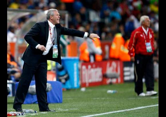 Reuters - El técnico de Italia Marcelo Lippi, en el fondo, dijo: No creo que sea una cuestión de personalidad, es sólo una cuestión de fluidez. No hay nadie más que yo haya podido traer. Mientras su colega Ricki Herbert de Nueva Zelanda dijo que su equipo probó que merecía estar en el Mundial.