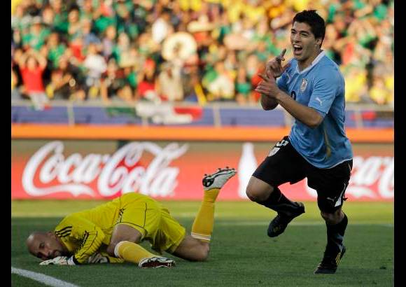 AP - Uruguay venci&#243; este martes 1-0 a M&#233;xico y clasific&#243; a los octavos de final del Mundial como l&#237;der del Grupo A, mientras que el Tri tambi&#233;n accedi&#243; a la siguiente ronda al quedar segundo en la zona por diferencia de gol.