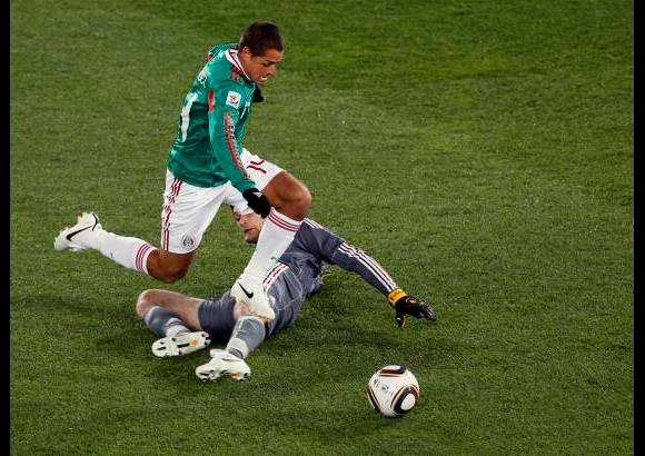 AP - México logró su primera victoria sobre Francia en 80 años al vencerla por 0-2 en Polokwane con goles de Javier Hernández (foto) y Cuauhtémoc Blanco, resultado que le enfila para la clasificación a la siguiente ronda.