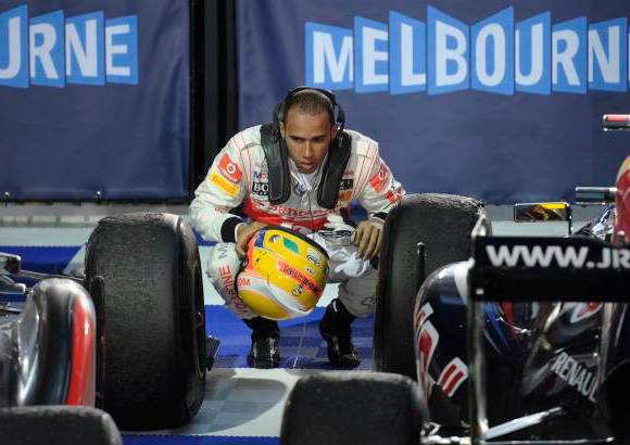 AP - El ingl&#233;s Lewis Hamilton de la escuder&#237;a McLaren-Mercedes revisa atento los neum&#225;ticos de su coche.