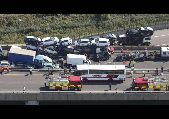 AP - Seg&#250;n los reportes, el accidente no dej&#243; v&#237;ctimas, solo personas heridas.