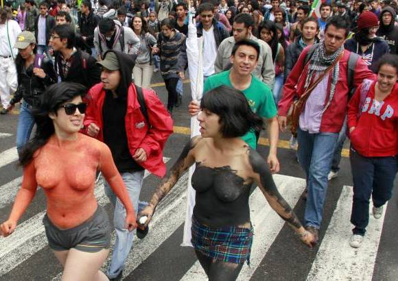 Colprensa - La manifestación de la Mesa Ampliada Nacional Estudiantil Mane empezó este miércoles en Bogotá con una característica muy particular, la participación de estudiantes que van desnudos durante la marcha.