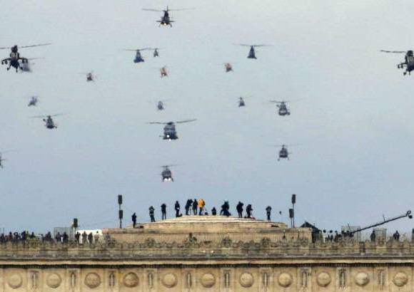 Reuters - Cazas sobrevolaron ruidosos en formación mientras unidades militares y tanques desfilaban por la amplia avenida.