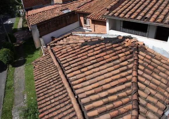 FOTO ARCHIVO EL COLOMBIANO - El 2 de diciembre, las labores de inteligencia permitieron a las autoridades rastrear las llamadas que Escobar le hizo a su hijo Juan Pablo, para llegar hasta la vivienda donde se escond&#237;a en el barrio Los Olivos, occidente de Medell&#237;n, y dar muerte al entonces hombre m&#225;s buscado del mundo.