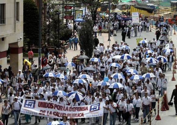 Colprensa - Entre tanto, en Bucaramanga, cerca de cien personas, entre estudiantes, trabajadores, profesionales, y pacientes realizaron un plant&#243;n frente al Hospital Universitario de Santander, HUS, manifestando su rechazo a la reforma a la salud propuesta por el Gobierno y exigiendo que haya mejores condiciones para los trabajadores de la salud.