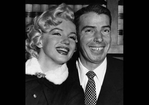 AP - El 14 de enero 1954, el famoso Joe DiMaggio y Marilyn Monroe sonrien mientras esperan pacientemente en el despacho del juez Charles Perry para su ceremonia de matrimonio en San Francisco.