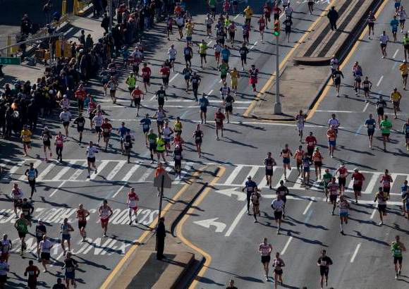 AP - Este último, defensor del título, tuvo que despojarse del gorro para responder al desafío de Geoffrey, pero no pudo seguir su ritmo impetuoso y acabó pagando el esfuerzo.