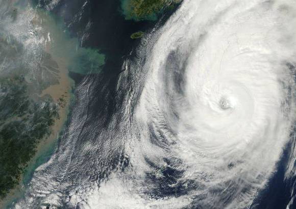 AFP - El tifón Phanfone, el más fuerte que ha golpeado el centro de Japón durante la última década, se alejó este lunes del país tras causar al menos un muerto, seis desaparecidos, medio centenar de heridos y graves interrupciones en el transporte.