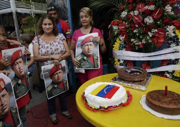AP - Los partidarios del fallecido presidente Hugo Ch&#225;vez de Venezuela est&#225;n ante una mesa con pasteles hechos para conmemorar el cumplea&#241;os 59 de su l&#237;der.