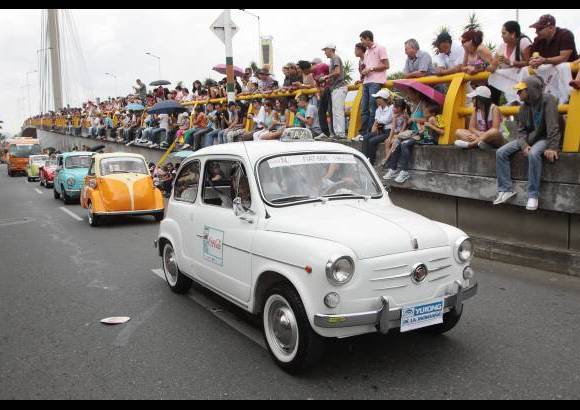 Hernán Vanegas - Según Luis Alberto Moreno, director del Museo del Transporte y responsable del Desfile de Autos Clásicos y Antiguos, los minicarros son automóviles de menos de 700 centímetros cúbicos y un consumo de unos 250 kilómetros por galón, pero con un tanque de unos tres galones, a lo sumo.