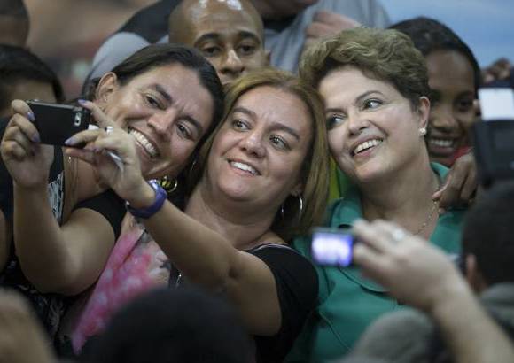 AP - La presidenta de Brasil, Dilma Rousseff, a la derecha, est&#225; en los &#250;ltimos d&#237;as de campa&#241;a con la que aspira seguir en la presidencia de su pa&#237;s.