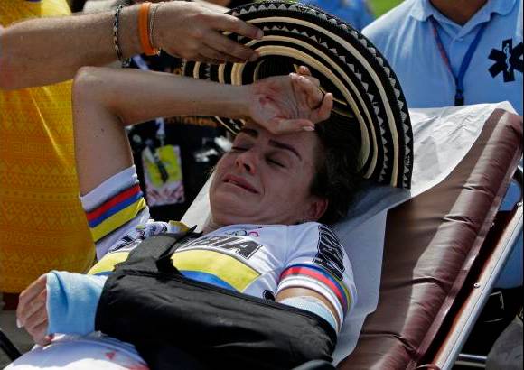 AP - El accidente fue ocasionado, al parecer, por otra corredora que intent&#243; rebasar a la puertorrique&#241;a con un movimiento zigzagueante que caus&#243; el choque de ambas ciclistas en el que tambi&#233;n se vio involucrada Calle.