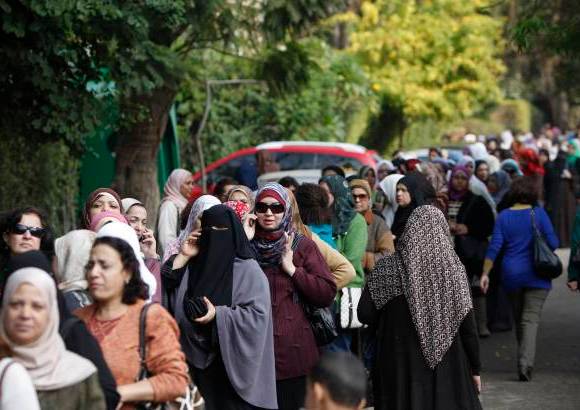 AP - Los egipcios esperaron con paciencia en largas colas durante horas para poder votar en los que se presentaban como los primeros comicios libres del pa&#237;s, tras la renuncia del expresidente Hosni Mubarak en febrero pasado.