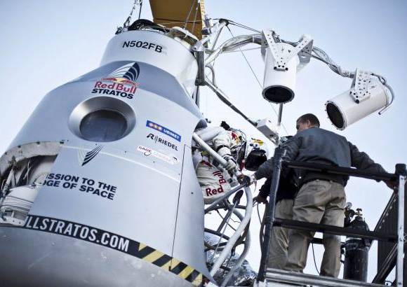 Reuters - El deportista ingresa a la cápsula que lo llevará hasta la estratosfera.
