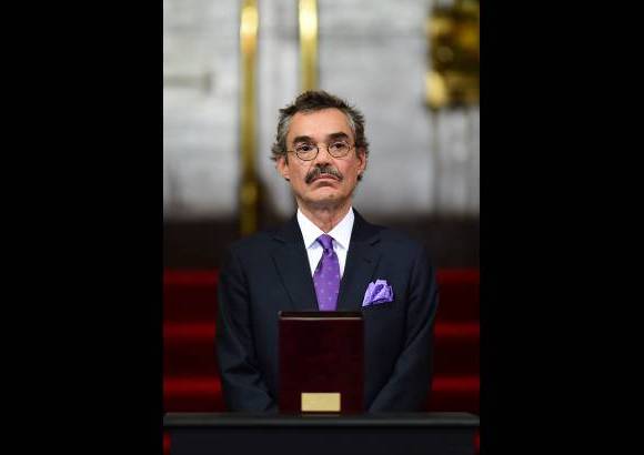 AFP - Gonzalo Garc&#237;a Barcha frente a las cenizas de su padre.