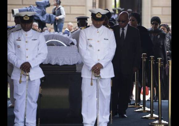 AP - Honores para Nelson Mandela de parte del actual presidente Jacob Zuma, detr&#225;s de &#233;l est&#225; Gra&#231;a Machel, viuda de Mandela y a la derecha, Winnie Madikizela Mandela, ex esposa de Nelson Mandela.