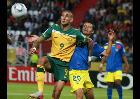 Colprensa - El jugador australiano Kerem Bulut (izquierda) disputa un bal&#243;n con el ecuatoriano Christian Ona (derecha), durante el segundo partido de la primera jornada del grupo C, del Mundial Sub20 de F&#250;tbol, en el estadio Palogrande, de Manizales.