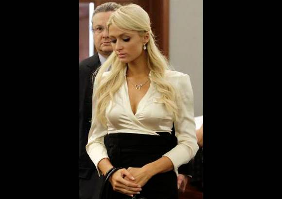 AP - Hilton fue detenida en el hotel Wynn el 27 de agosto tras caerse de su bolso de mano una bolsita con 0,8 gramos de coca&#237;na cuando intent&#243; sacar un l&#225;piz labial.