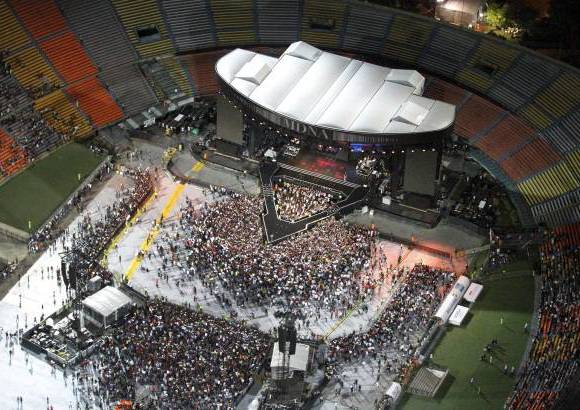 Robinson S&#225;enz - Sobrevuele junto con EL COLOMBIANO el concierto de Madonna. Las grader&#237;as se comienzan a llenar cada vez m&#225;s y a nadie le importa la lluvia, ni la espera, todos quieren ver a su artista.