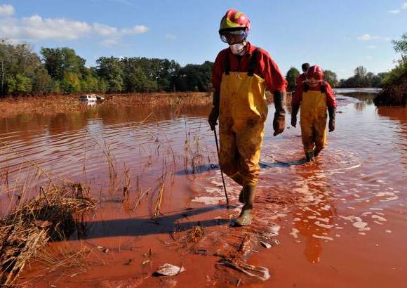AP - La inundación tóxica ha arrasado 40 kilómetros cuadrados en el suroeste de Hungría.