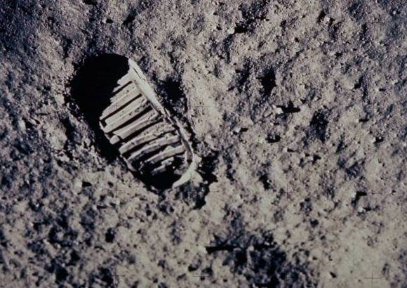 AP - NASA - 20 de julio de 1969. Una huella dejada por uno de los astronautas de la misión Apolo 11 se muestra en la superficie landa de la luna.