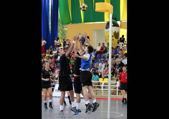 COLPRENSA - El korfball, tambi&#233;n llamado balonkorf, es un deporte en equipo jugado entre dos equipos que buscan introducir una pelota dentro de una canasta. Los equipos son mixtos, formados por cuatro hombres y cuatro mujeres en cada formaci&#243;n, el &#225;rea de juego se divide entre las zonas de postura y defensa.