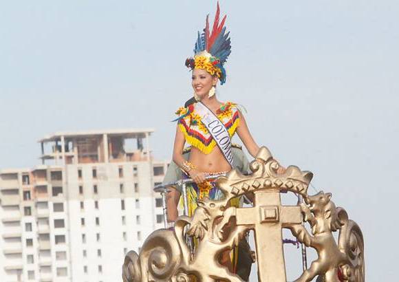 Foto Colprensa - Cartagena se convirti&#243; en un gran carnaval, con el tradicional desfile de carrozas, que dio inicio a las fiestas populares y a las actividades centrales del Concurso Nacional de Belleza. Las 25 candidatas estuvieron radiantes.