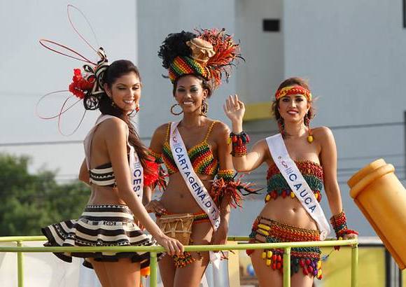 Foto Colprensa - Cartagena se convirti&#243; en un gran carnaval, con el tradicional desfile de carrozas, que dio inicio a las fiestas populares y a las actividades centrales del Concurso Nacional de Belleza. Las 25 candidatas estuvieron radiantes.