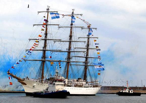 Reuters - La fragata Libertad, el buque escuela de la Armada argentina, arrib&#243; este mi&#233;rcoles a la costa en medio de una entusiasta bienvenida.
