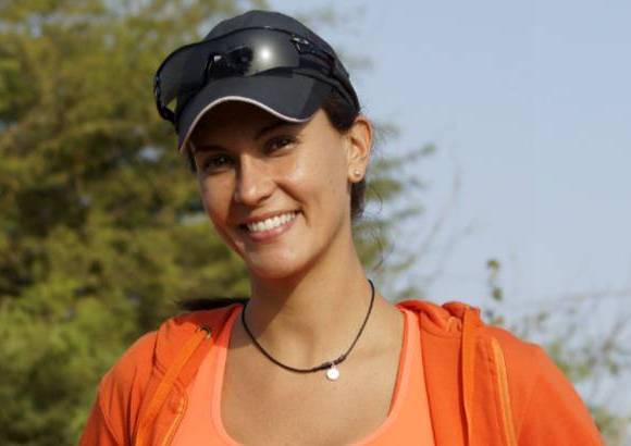 Cortes&#237;a Canal Caracol - Claudia Moreno. 35 a&#241;os. Caracas, Venezuela. Actriz. Fue modelo y virreina universal de la belleza. Es sencilla, un poco t&#237;mida y obsesionada con el deporte. Por lo general se la lleva mejor con los hombres que con las mujeres. Vive en Colombia desde hace 6 a&#241;os. Es calmada, sincera, relajada, amante de la vida saludable, no fuma y no toma mucho. Le gusta ser la primera en todo.