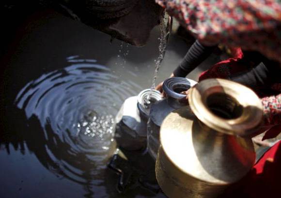 AP - Mujeres nepalíes esperan para llenar sus vasos con agua cerca de Patan, en Nepal en el Día Mundial del Agua.