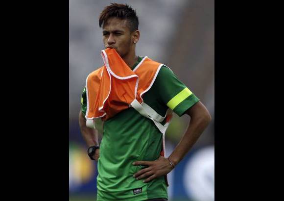 AP - El astro Neymar continúa siendo el eje de todas las miradas en Brasil que juega con Uruguay un cupo a la final.