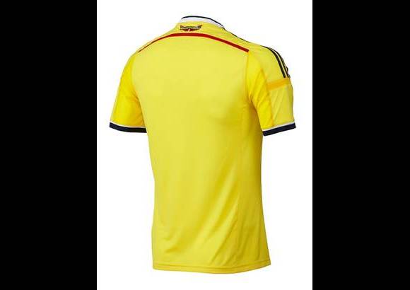Colprensa - El rojo est&#225; presente mediante una l&#237;nea horizontal al reverso de la camiseta, elemento com&#250;n en todas las camisetas adidas de federaciones presentes en el Mundial 2014 y cuyo significado es la conexi&#243;n de todos estos equipos y pa&#237;ses con el torneo m&#225;s importante del mundo.