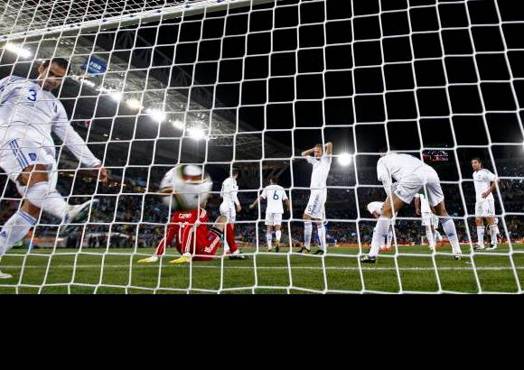 Reuters - Los dos goles argentinos acabaron con las esperanzas de los griegos de avanzar a la siguiente fase.