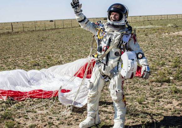 AP - A veces tenemos que llegar muy alto para ver lo pequeños que somos, declaró el deportista a su llegada.