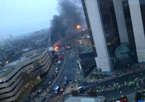 Reuters - El accidente de un helic&#243;ptero en el centro de Londres, que se estrell&#243; contra la gr&#250;a de uno de los edificios m&#225;s altos de la ciudad, provoc&#243; 2 muertos y 13 heridos, seg&#250;n la Polic&#237;a, que desconoce por el momento las causas de la tragedia.