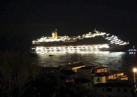 Reuters - Un crucero con m&#225;s de 4.000 personas abordo encall&#243; en la costa italiana.