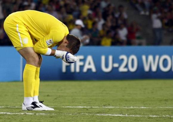 Colprensa - Con un limitado Michael Ago, en punta, pobre fue el ataque de Inglaterra. Un remate de Matthew Phillips fue de lo poco rescatable. Tambi&#233;n tuvo un corto momento de esplendor Callum Mcmanama con su din&#225;mica y Adam Smith con su salida por derecha.