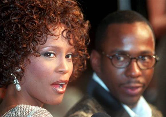 AP - Houston rein&#243; en la m&#250;sica pop con su majestuosa voz, pero el consumo de drogas y su complicado matrimonio con el cantante Bobby Brown le pasaron factura.